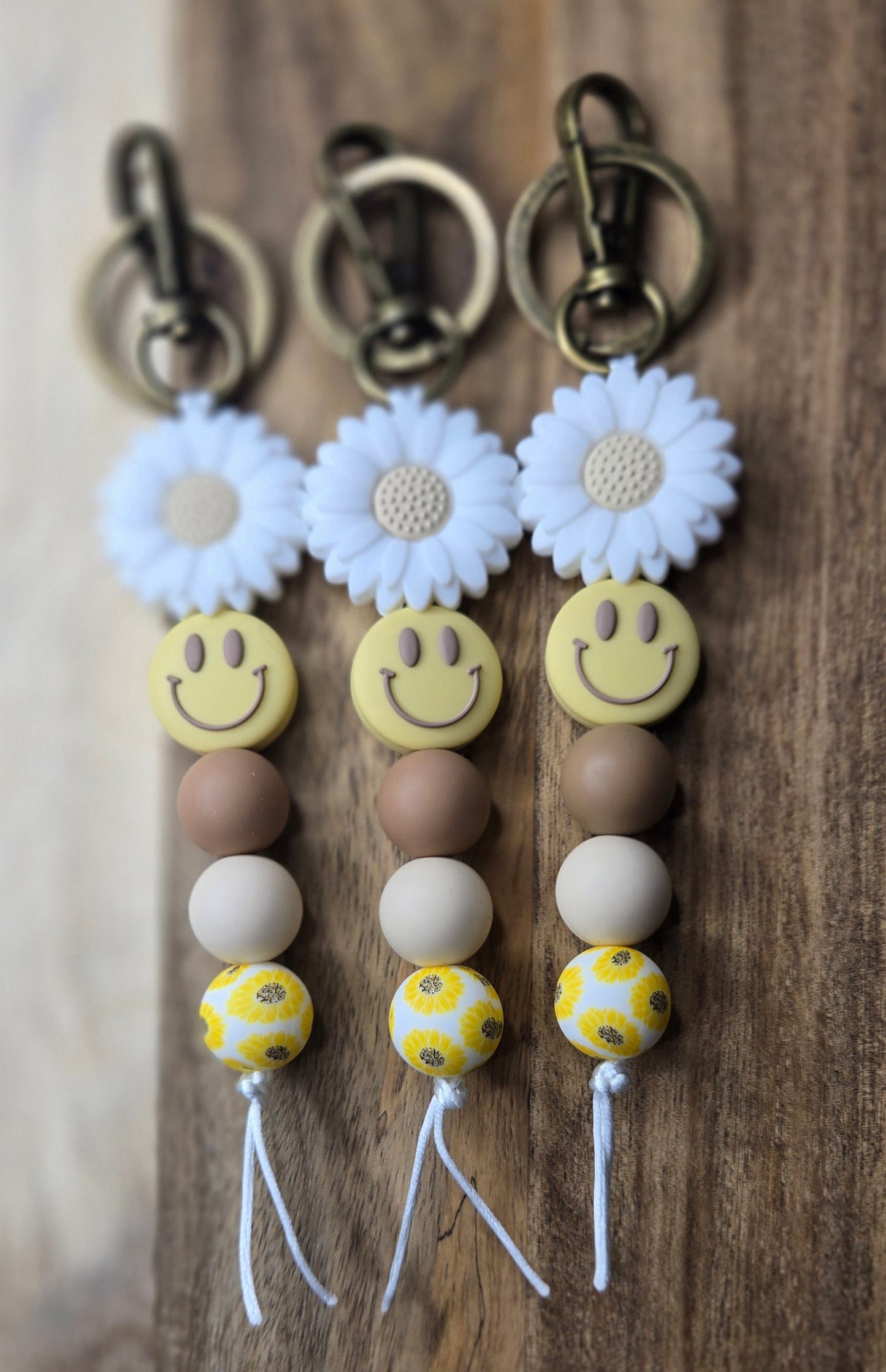 White Daisies & Smiley Keychain