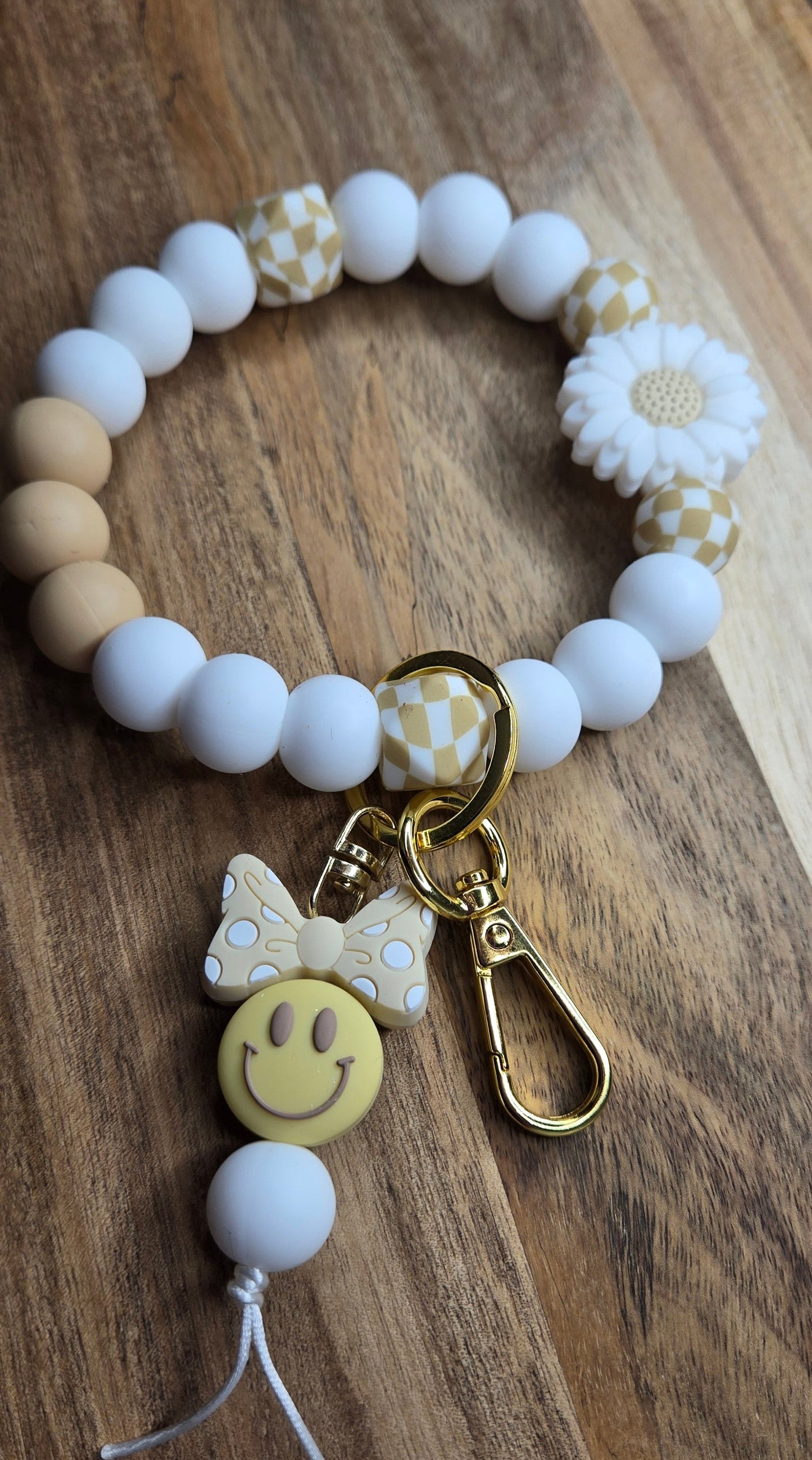 White/Tan White Daisy Wristlet with Bow Smile Tassel