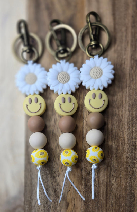 White Daisies & Smiley Keychain