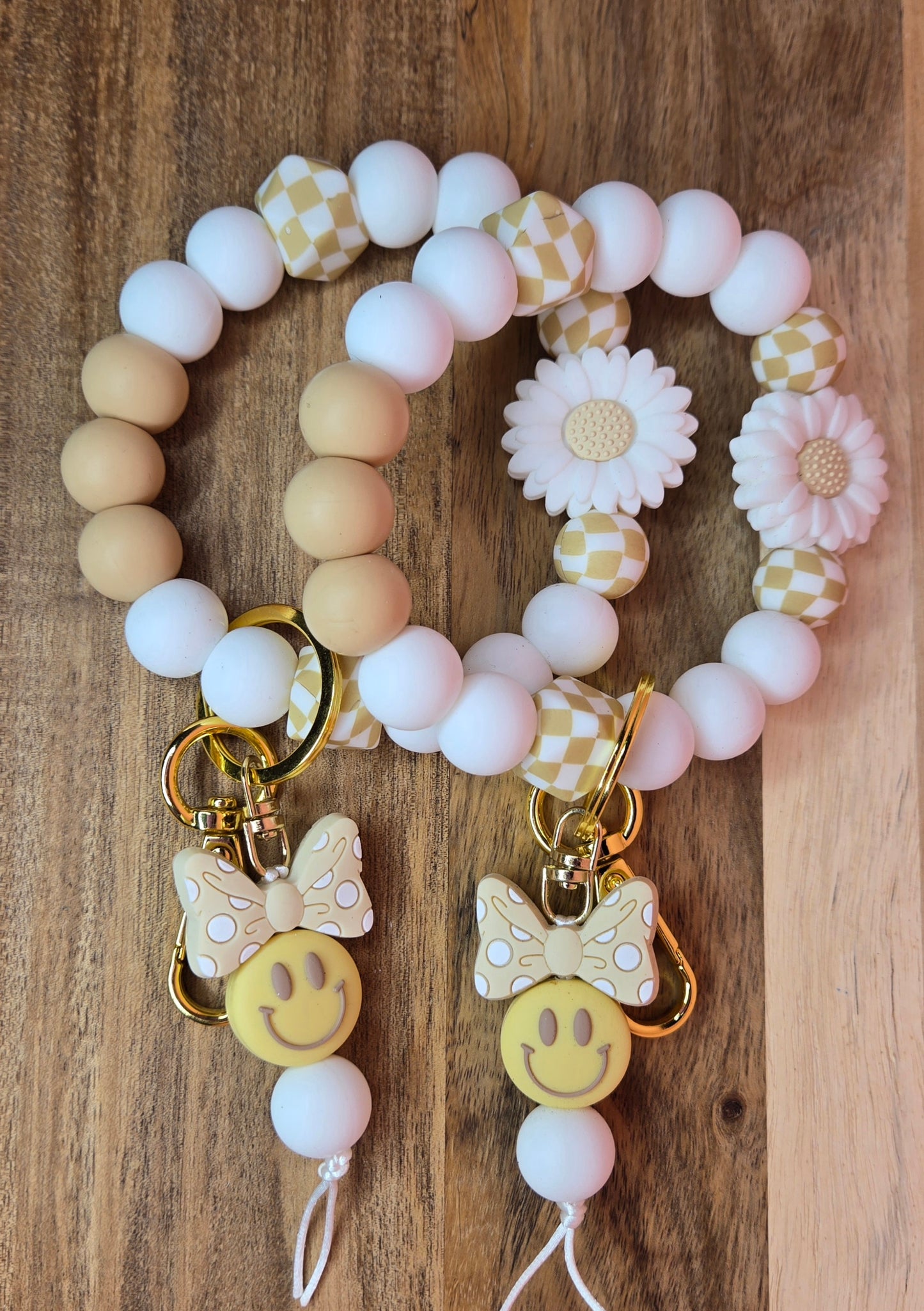 White/Tan White Daisy Wristlet with Bow Smile Tassel